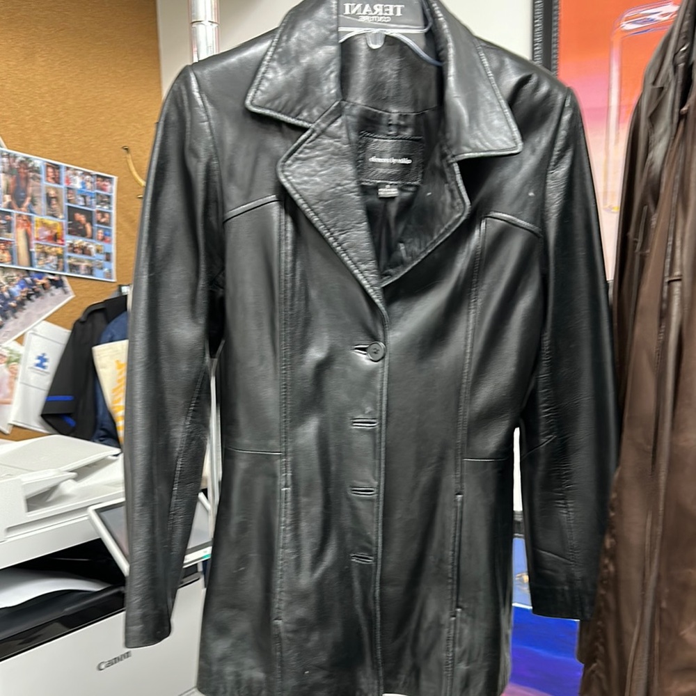 Vakko Black Leather Jacket with Fitted Silhouette